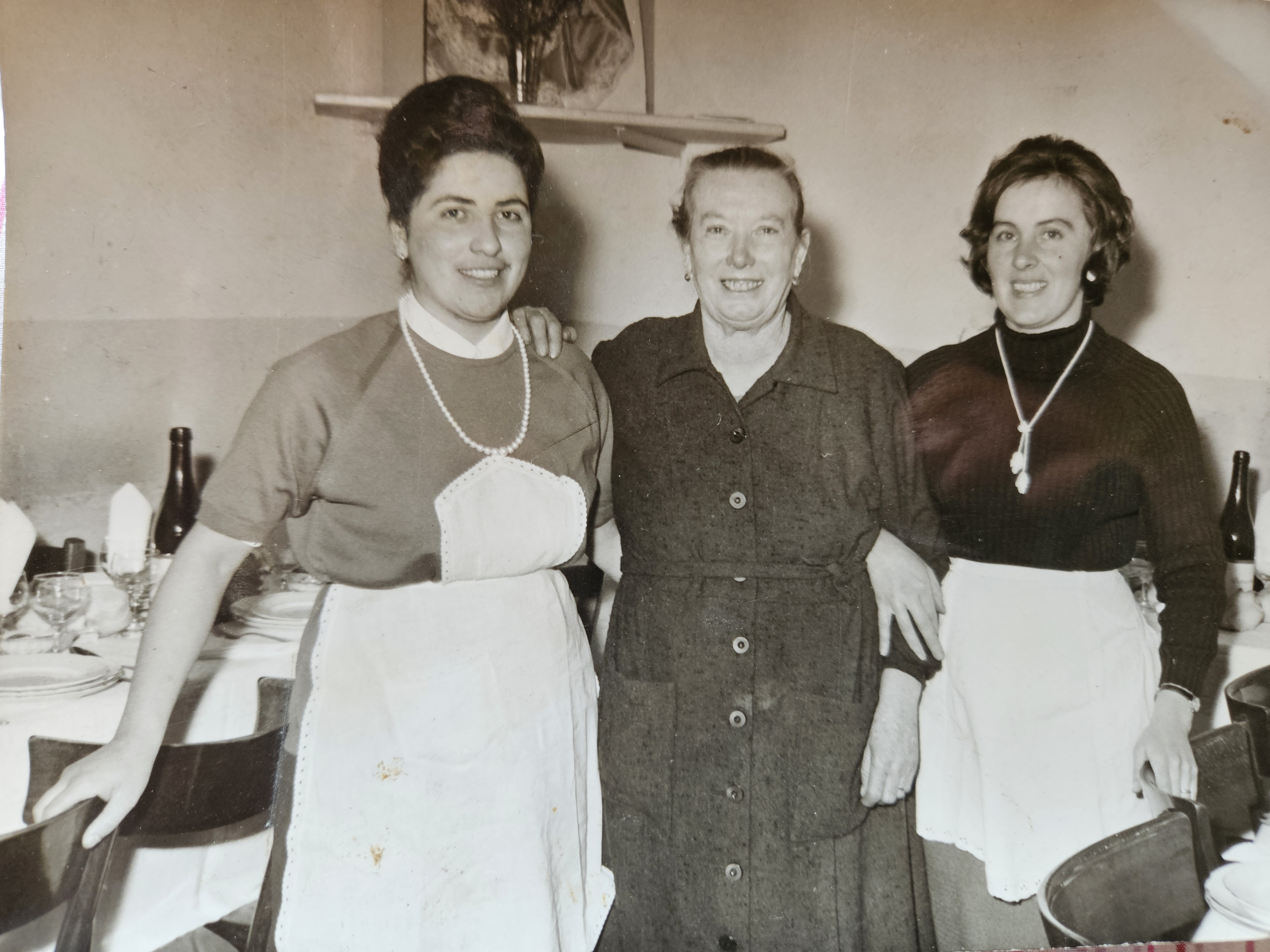 Foto storica delle donne della famiglia fondatrice della Trattoria della Gallina in cucina