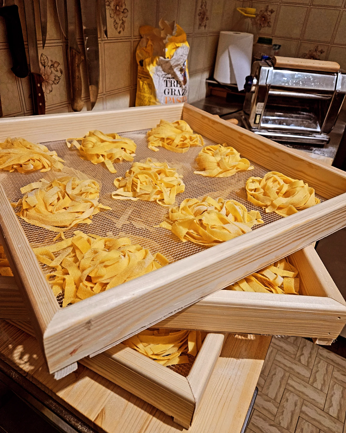 Pasta fresca fatta a mano che si asciuga sui telai di legno nella cucina della Trattoria della Gallina